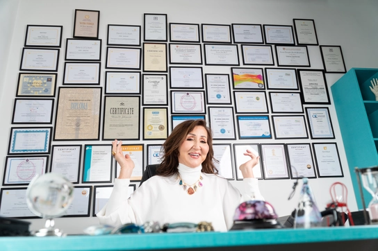 Vesna uslikana pored bezbroj diploma i sertifikata